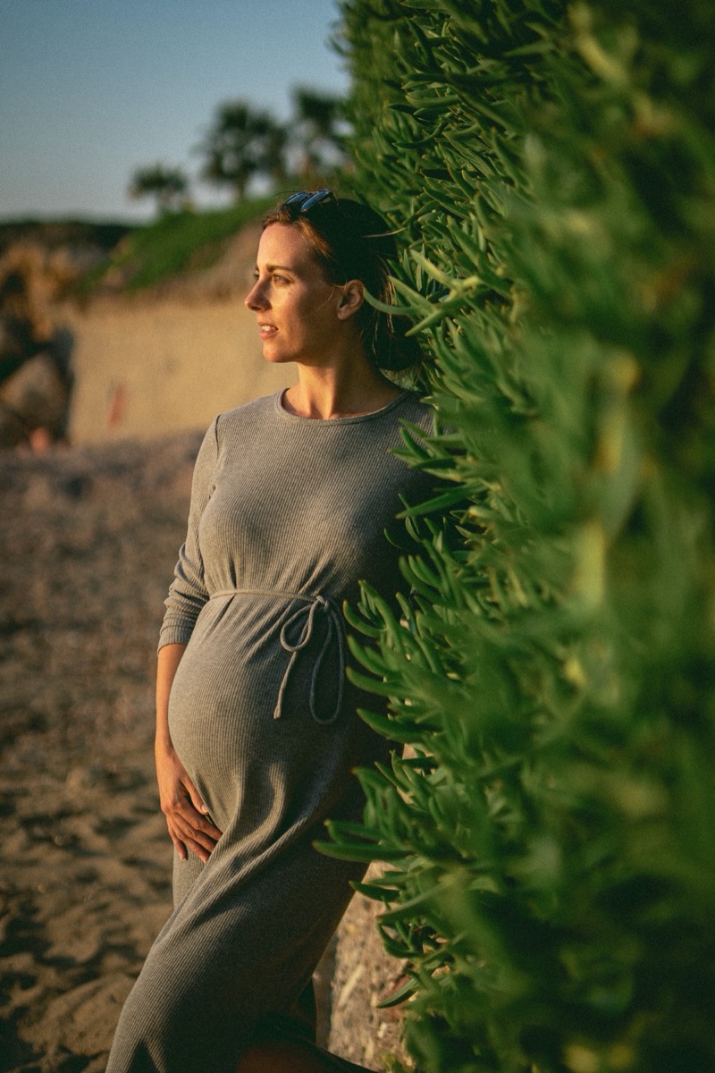 Melissa Schemionek, schwanger, im Abendlicht am Meer